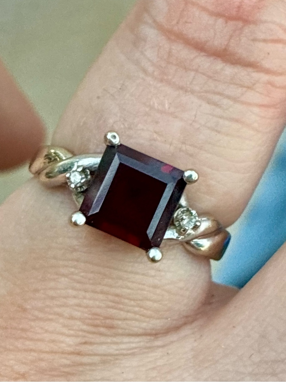 Vintage  Solid 14k white gold genuine garnet/diamond ring